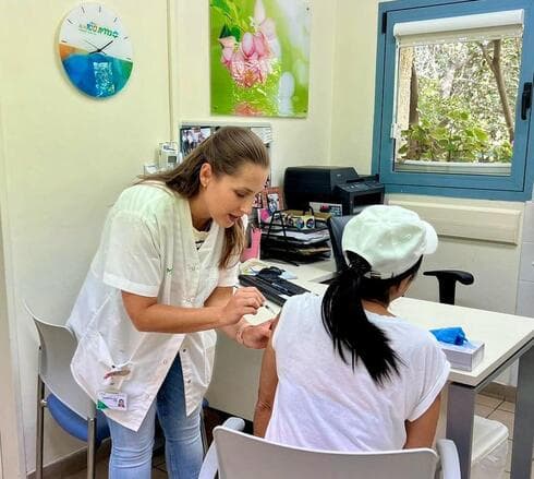 האחות יוליה אסרף ממרכז רפואי יהלום במעלה אדומים מחסנת נגד שפעת (צילום: דוברות שירותי בריאות כללית) האחות יוליה אסרף ממרכז רפואי יהלום במעלה אדומים מחסנת נגד שפעת