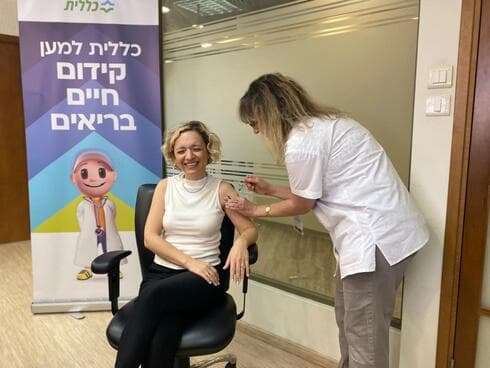 האחות ילנה גולדין מחסנת את ויקה אלקין, דוברת כללית במחוז ירושלים (צילום: דוברות שירותי בריאות כללית) האחות ילנה גולדין מחסנת את ויקה אלקין, דוברת כללית במחוז ירושלים