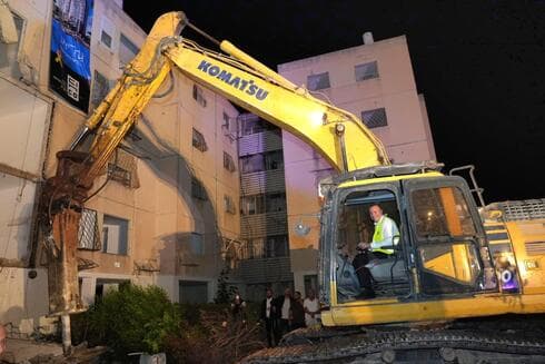 ראש עיריית רחובות מתן דיל רגע לפני הריסת הבניין
