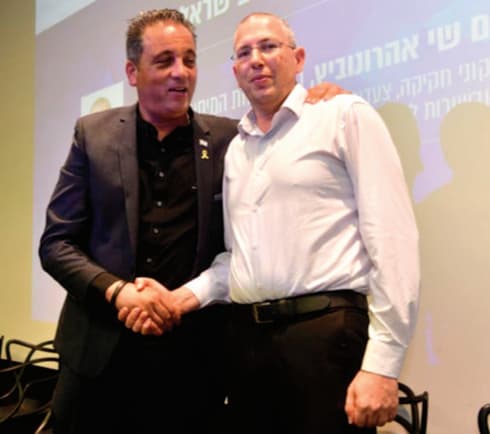 ראש רשות המיסים, עו״ד שי אהרונוביץ, ונשיא להב לשכת העצמאים ובעלי העסקים בישראל, עו״ד רועי כהן (צילום: אבשלום שושני) ראש רשות המיסים, עו״ד שי אהרונוביץ, ונשיא להב לשכת העצמאים ובעלי העסקים בישראל, עו״ד רועי כהן