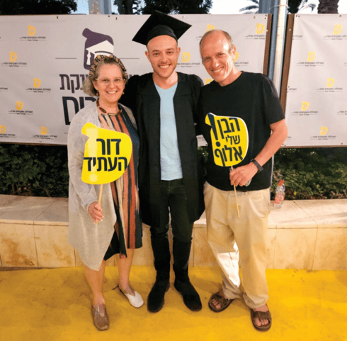 דור שפיר ז"ל עם הוריו (צילום: באדיבות המשפחה) דור שפיר ז"ל עם הוריו