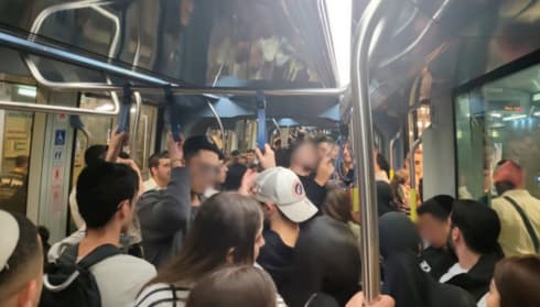 הצפיפות ברכבת 