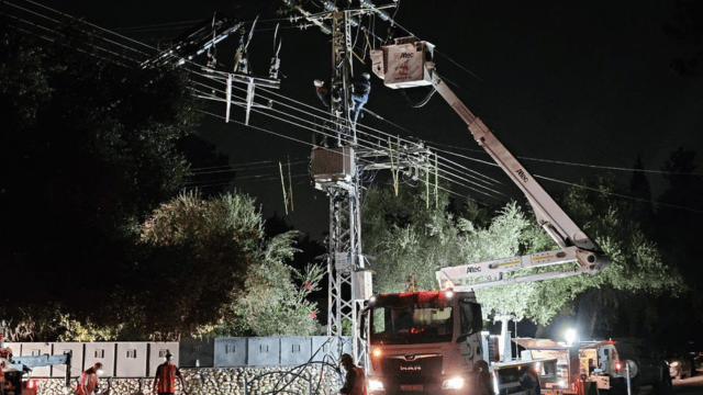עובדי חברת החשמל בעבודות בהוד השרון