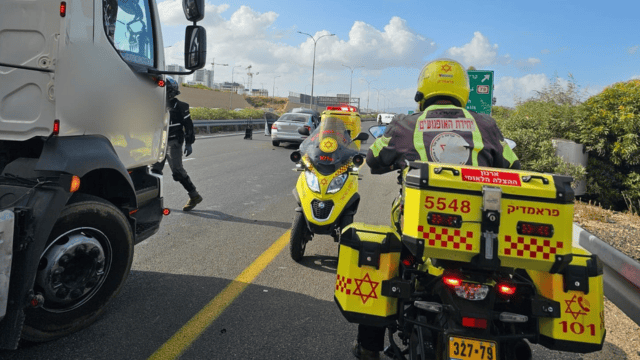 פיצוץ ברכב בכביש 22, סמוך למחלף נעמן (צילום: תיעוד מבצעי מד"א) פיצוץ ברכב בכביש 22, סמוך למחלף נעמן