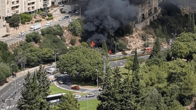 שריפה רכב הסעות ברוממה חיפה (צלם לא ידוע פרסום לפי סעיף 27א לחוק זכויות יוצרים) שריפה רכב הסעות ברוממה חיפה