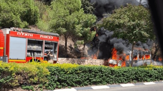 שריפה רכב הסעות ברוממה חיפה שריפה רכב הסעות ברוממה חיפה