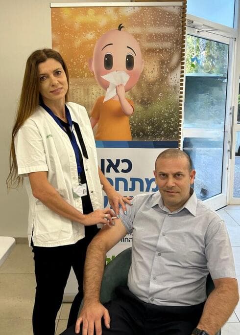 מנהל מחוז רונן נודלמן עם מנהלת האחיות המחוזית רינת בוחניק (צילום: כללית מחוז חיפה וגליל מערבי) מנהל מחוז רונן נודלמן עם מנהלת האחיות המחוזית רינת בוחניק