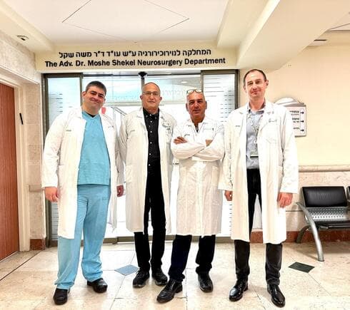 בתמונה מימין: ד״ר דניס קוגן, פרופ׳ שגיא הרנוף – מנהל המערך, ד״ר סטיב ג׳קסון, ד״ר עידן לויתן (צילום: כללית , דוברות מחוז צפון) בתמונה מימין: ד״ר דניס קוגן, פרופ׳ שגיא הרנוף – מנהל המערך, ד״ר סטיב ג׳קסון, ד״ר עידן לויתן
