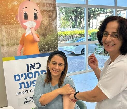 מירי בלאופלד מחסנת את ד"ר עד שולחני 