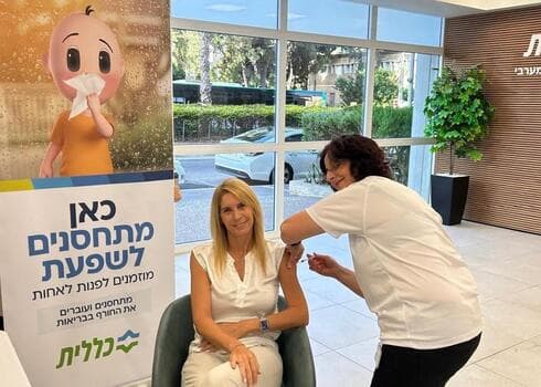 אלישע ניסנוב מתחסנת ע"י האחות מירי בלאופלד