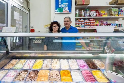 שרה ומורדי אקוני בגלידריה האהובה בבת ים