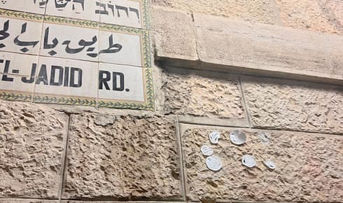 אחד השלטים לאחר שהוסר