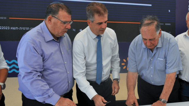יונה יהב, השר אלי כהן ויו"ר דירקטוריון תש"א, משה קלצ'י (צילום: ראובן כהן, דוברות עיריית חיפה) יונה יהב, השר אלי כהן ויו"ר דירקטוריון תש"א, משה קלצ'י