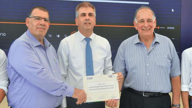 יונה יהב, השר אלי כהן ויו"ר דירקטוריון תש"א, משה קלצ'י (צילום: ראובן כהן, דוברות עיריית חיפה) יונה יהב, השר אלי כהן ויו"ר דירקטוריון תש"א, משה קלצ'י