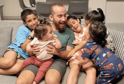 אור ברנדס ז"ל עם האחיינים (צילום: באדיבות המשפחה) אור ברנדס ז"ל עם האחיינים