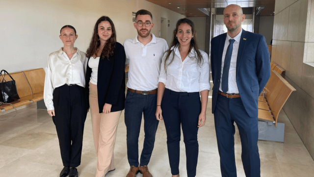 בבית המשפט. מימין לשמאל: עו״ד יותם בלאושילד, עו״ד ספיר דולינגר, אוראל ואקנין, יובל גואטה, המתמחה נטע דורון. (צילום: ועד הסטודנטים) בבית המשפט. מימין לשמאל: עו״ד יותם בלאושילד, עו״ד ספיר דולינגר, אוראל ואקנין, יובל גואטה, המתמחה נטע דורון.