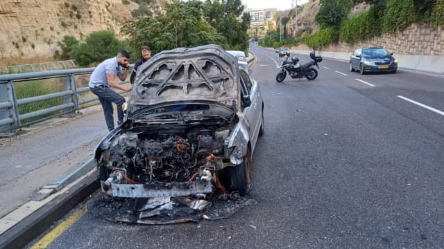 מה שנותר מהרכב הבוער בנחל הגיבורים חיפה