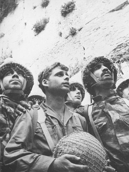 התמונה המפורסמת. "אבא לא בכה אבל התרגש" 