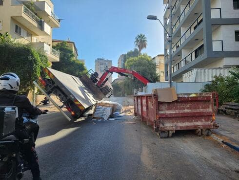 המשאית ההפוכה ברחוב פיק"א פתח תקוה (צילום: מתוך הרשת החברתית, שימוש לפי סעיף 27א לחוק זכויות יוצרים) המשאית ההפוכה ברחוב פיק"א פתח תקוה