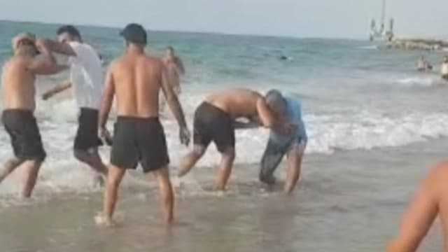 קטטה בחוף הים