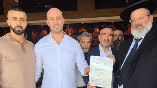 קביעת מזוזה של מקור הבשר גלאט, עם הרב יצחק לוי הרב הראשי של נשר וחבר מועצת הרבנות הראשית (צילום: יחצ) קביעת מזוזה של מקור הבשר גלאט, עם הרב יצחק לוי הרב הראשי של נשר וחבר מועצת הרבנות הראשית