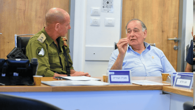 אלוף פיקוד העורף רפי מילוא ויונה יהב בחדר מלחמה חיפה
