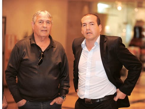 אייל (מימין) ואביו, זאב ברקוביץ'