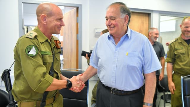 אלוף פיקוד העורף רפי מילוא ויונה יהב בחדר מלחמה חיפה
