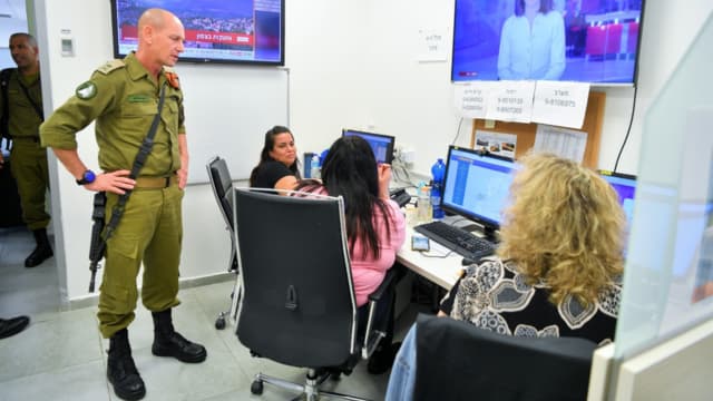 אלוף פיקוד העורף רפי מילוא ויונה יהב בחדר מלחמה חיפה