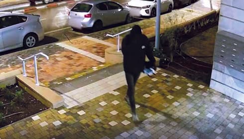 העבריין מניח את המטען ונלכד