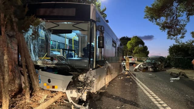 תאונת אוטובוס ורכב פרטי בסטלה מאריס חיפה