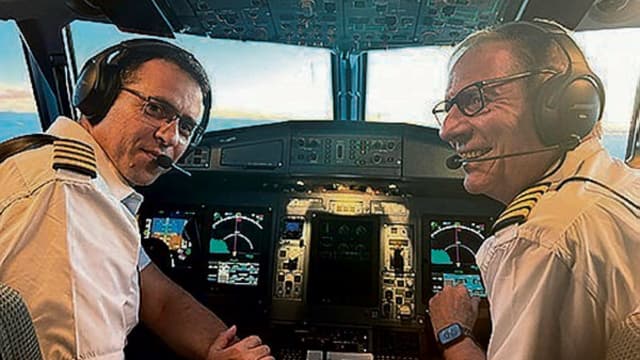 מימין: ליאור יבור ואורי שקי - טייסים של חברת אייר חיפה