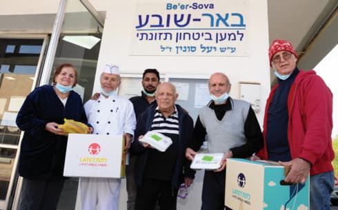 ארז נגאוקר עם פעילים ומתנדבים בעמותת "באר שובע" 