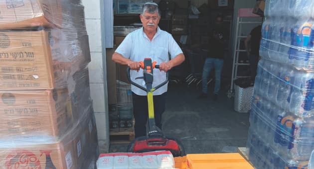 יוסי לוי מעמותת פת חנה. נערך לערב חג