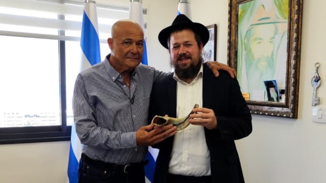 הרב יהודה גינזבורג יו"ר חב"ד בחיפה ומשה מזרחי יו"ר ההסתדרות מחוז חיפה