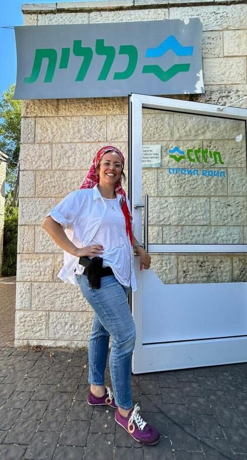 שירה רוט בפתח המרפאה 