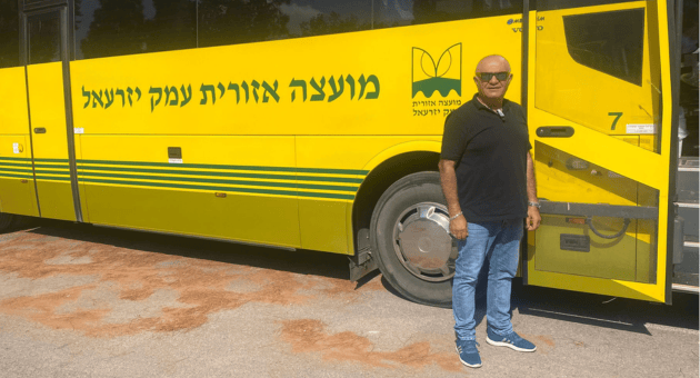 עוזי יחיא והאוטובוס הצהוב