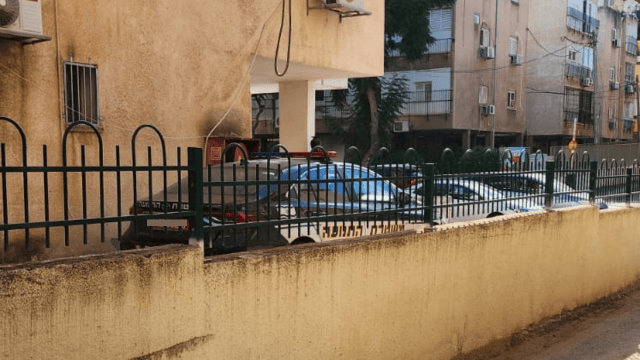 הניידת מסתתרת בבניין בפתח תקוה