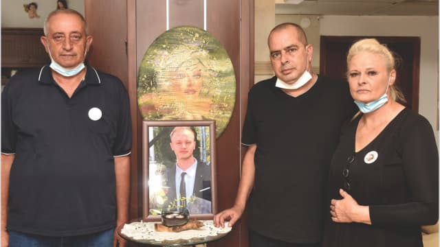 מימין: יאנקה, אלדר ונסארת עם תמונת מיכאיל  