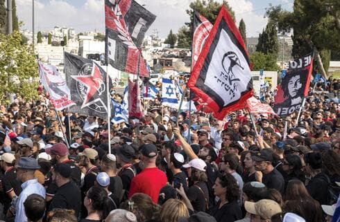 ההלוויה של גולדברג פולין. החברים ליציע לא שכחו אותו לרגע