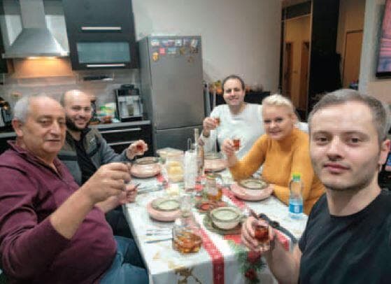 מיכאיל (מימין) עם משפחתו 