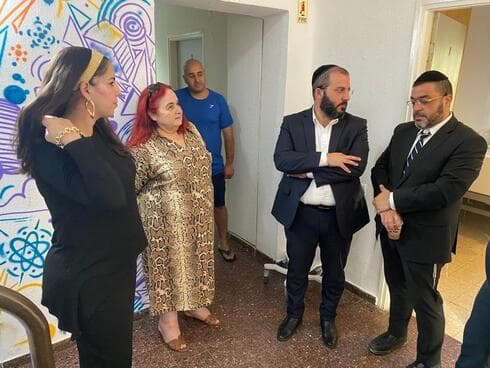 נציגי משרד הרווחה מבקרים בבניין מהלב לאמיר