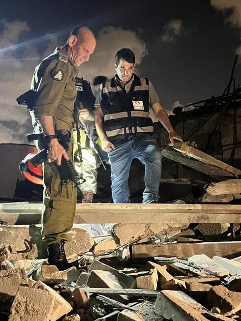 ראש העירייה אמיר כוכבי עם אלוף פיקוד העורף סורקים את הנזק