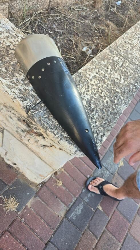 שברי יירוט נפלו בקרית ים (צילום: באדיבות עיריית קרית ים) שברי יירוט נפלו בשכונת סביוני ים בקרית ים