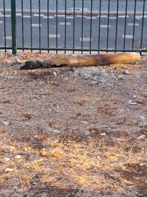 שברי יירוט נפלו בקרית ים (צילום: שלומית פרץ) שברי יירוט נפלו בשכונת סביוני ים בקרית ים