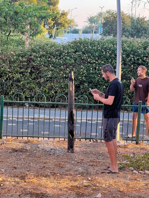 שברי יירוט נפלו בקרית ים (צילום: שלומית פרץ) שברי יירוט נפלו בשכונת סביוני ים בקרית ים