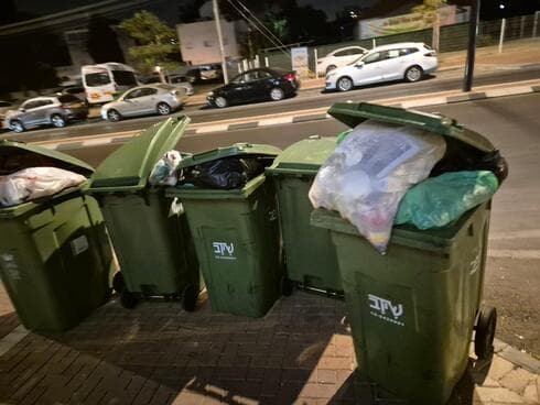 פחי אשפה מלאים