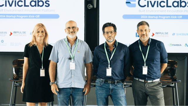 מימין: יוגב קציר מנכ"ל CivicLabs , איציק פרנק מנכ"ל קבוצת ברן הנדסה, זהר נבו מנכ"ל ברן ישראל, שני אייזנמן סמנכ"לית חדשנות והשקעות
