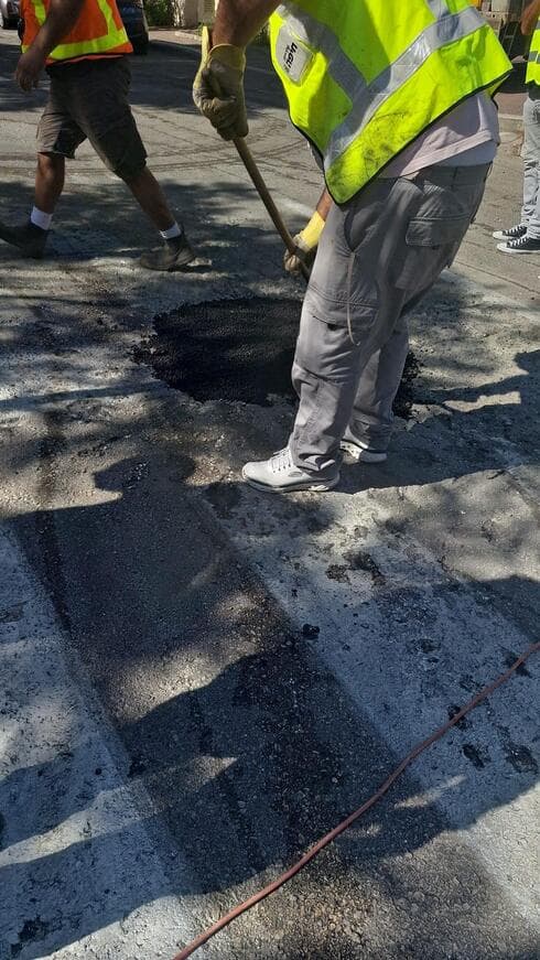 מתקנים את הכביש בקרית שמואל
