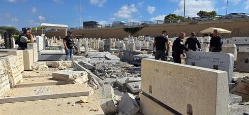 הנזק בבית העלמין צור שלום בקרית ביאליק (צילום: צלם לא ידוע, שימוש לפי סעיף 27א' לחוק זכויות יוצרים) הנזק בבית העלמין צור שלום בקרית ביאליק